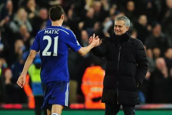  切尔西惨败曼联斯特林失单刀引发众怒  